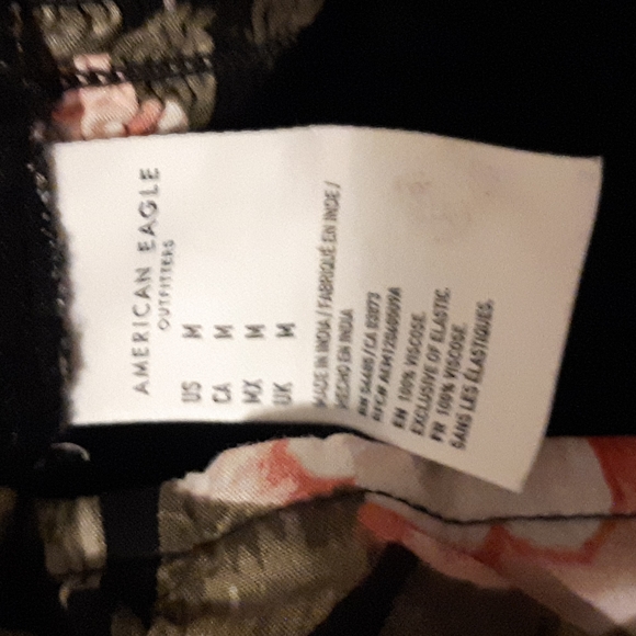 EUC crop tank top black woth floral print hibiscus flower american eagle medium - Picture 5 of 5